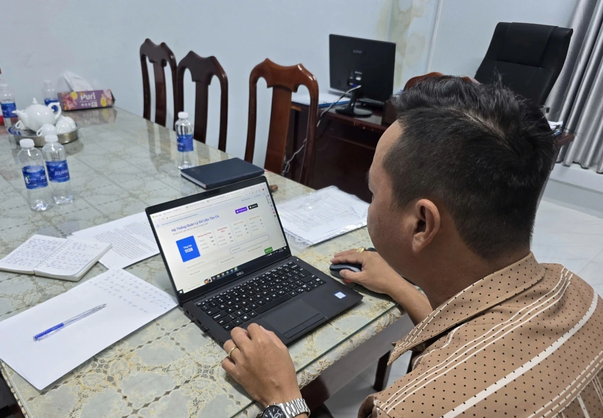 Toàn bộ hơn 1.100 tàu cá của xã Sông Đốc đã được cập nhật hồ sơ trên phần mềm quản lý