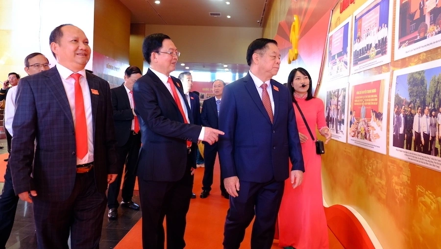 Ông Nguyễn Trọng Nghĩa - Ủy viên Bộ Chính trị, Bí thư Trung ương Đảng, Trưởng Ban Tuyên giáo và Dân vận Trung ương (bên phải ngoài cùng) tham quan triển lãm tại đại hội.