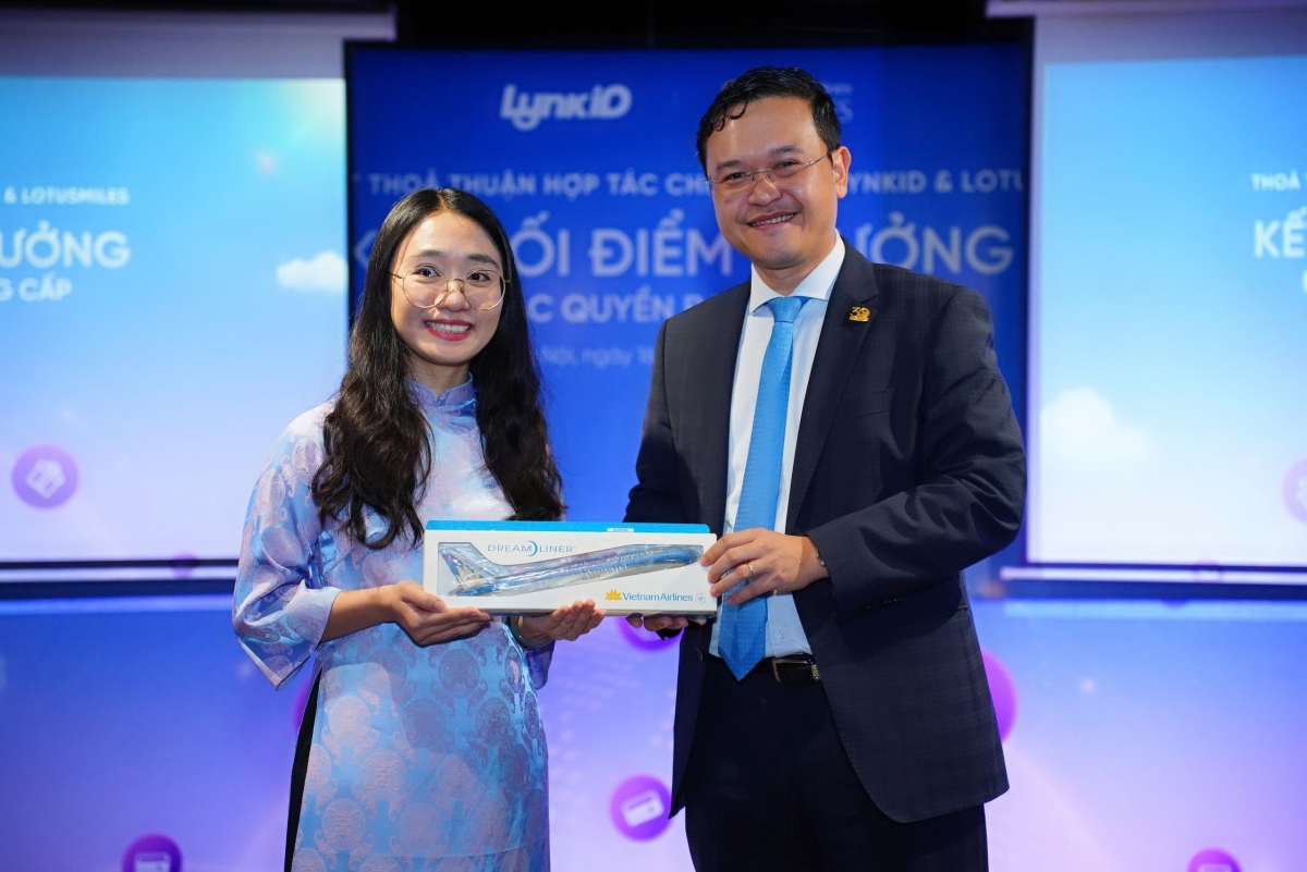 Lotusmiles trao tặng LynkiD món quà biểu tượng cho sự kết nối, hợp tác