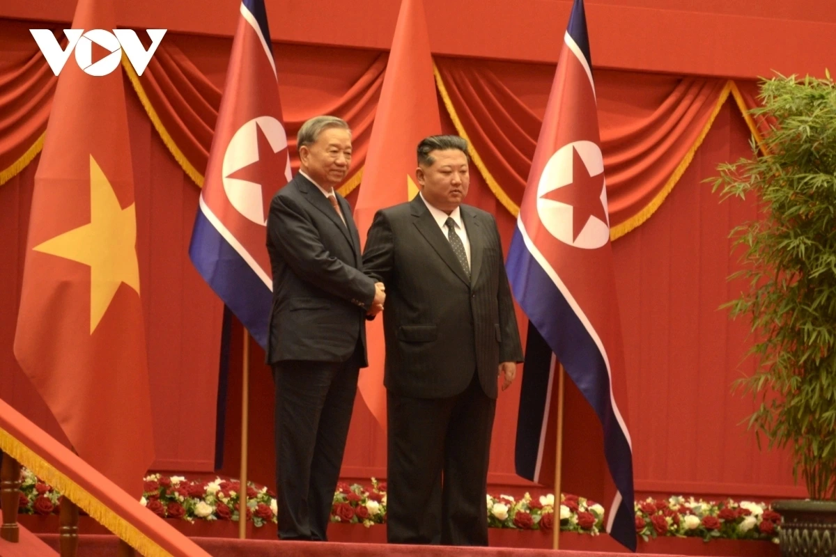 During their later talks, General Secretary To Lam affirms that Vietnam is ready to share its experience in socio-economic reform and expand cooperation in potential areas with the DPRK. In response, General Secretary Kim Jong-un emphasised that the DPRK wishes to work closely with Vietnam in Party building and national development and is prepared to promote collaboration across multiple suitable fields.