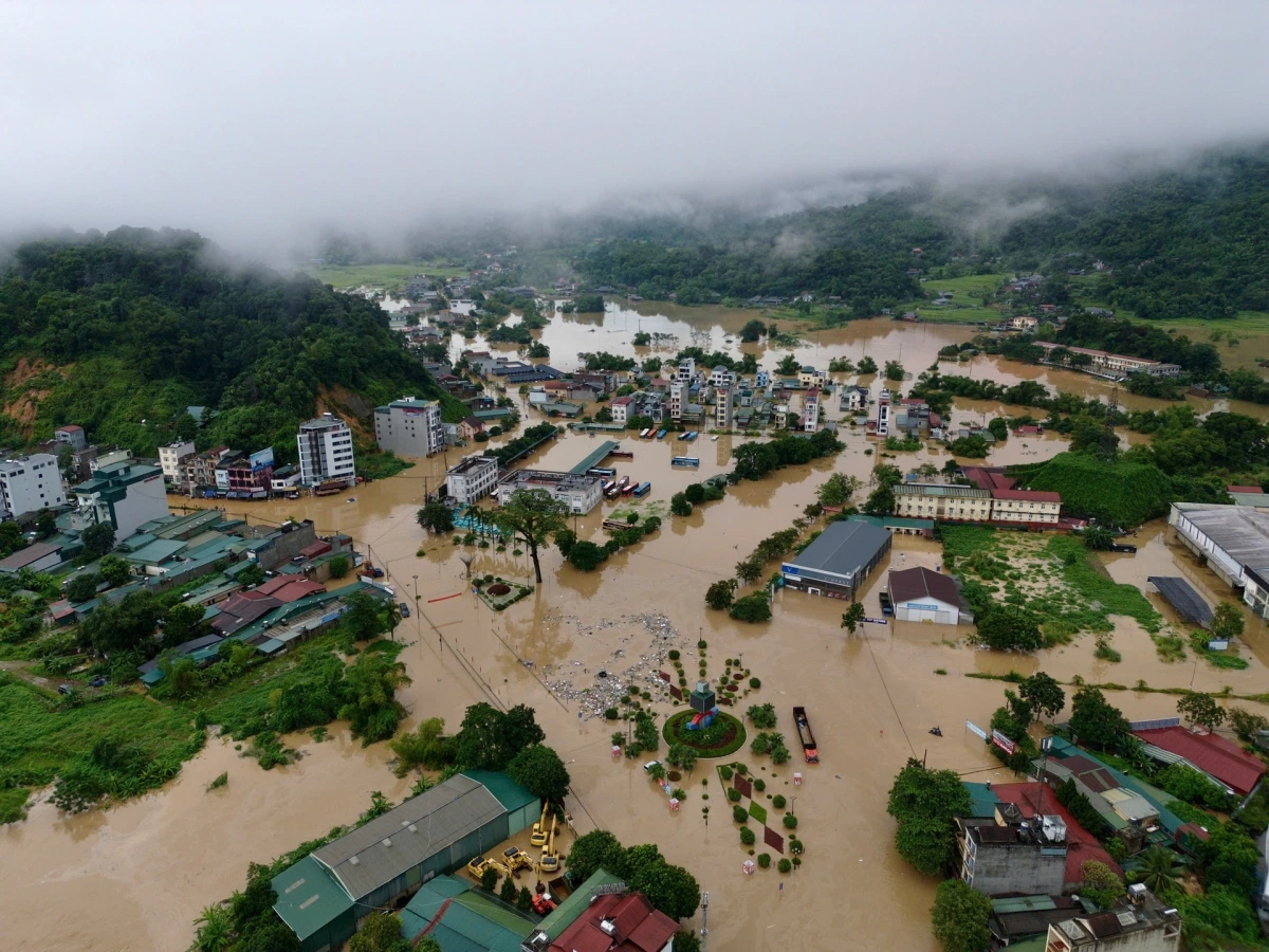 Đường phố ở phường Hà Giang 1 biến thành sông, nhà cửa, hàng quán, trường học chìm trong biển nước.