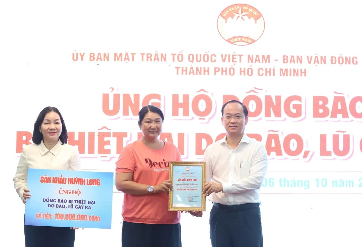 Sẻ chia kịp thời với bà con vùng lũ