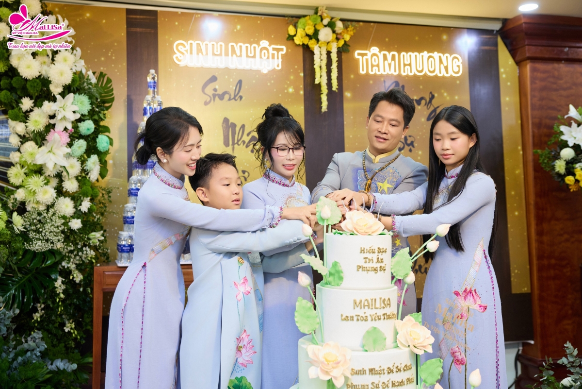 Đại gia đình Mailisa cùng nhau cắt bánh sinh nhật –một khoảnh khắc không chỉ để mừng tuổi mới mà còn để nhắc nhớ lòng biết ơn và nhân duyên thiện lành