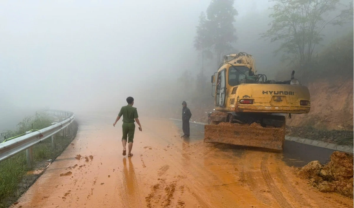 Lực lượng chức năng đã có mặt tại hiện trường để điều tiết giao thông. Ảnh: B.H