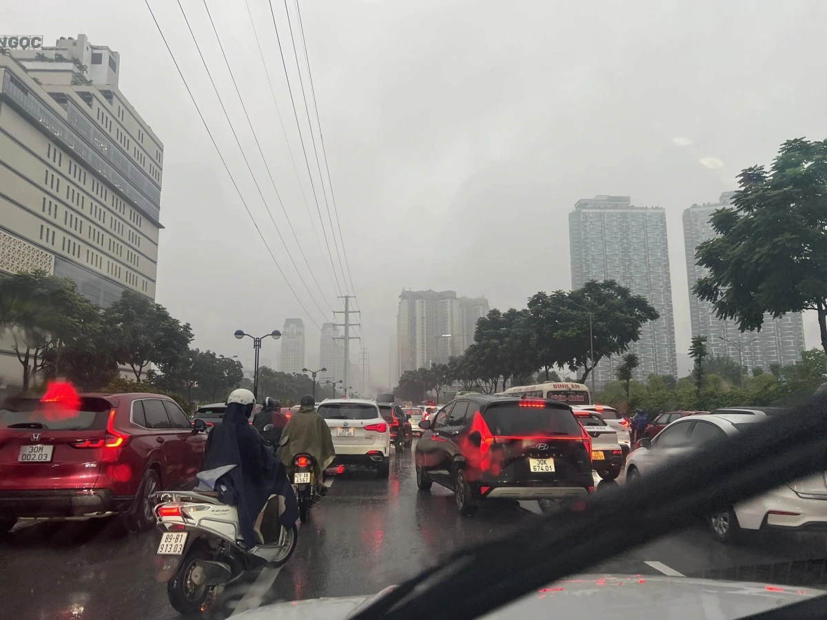 Trên tuyến đường Mỹ Đình - Lê Quang Đạo, mưa rào vào đầu giờ sáng khiến tầm nhìn của người tham gia giao thông bị hạn chế, gây khó khăn trong di chuyển. Giao thông tại khu vực này hiện khá hỗn loạn, các phương tiện di chuyển lộn xộn, thiếu kiểm soát. (Ảnh: OFFB)