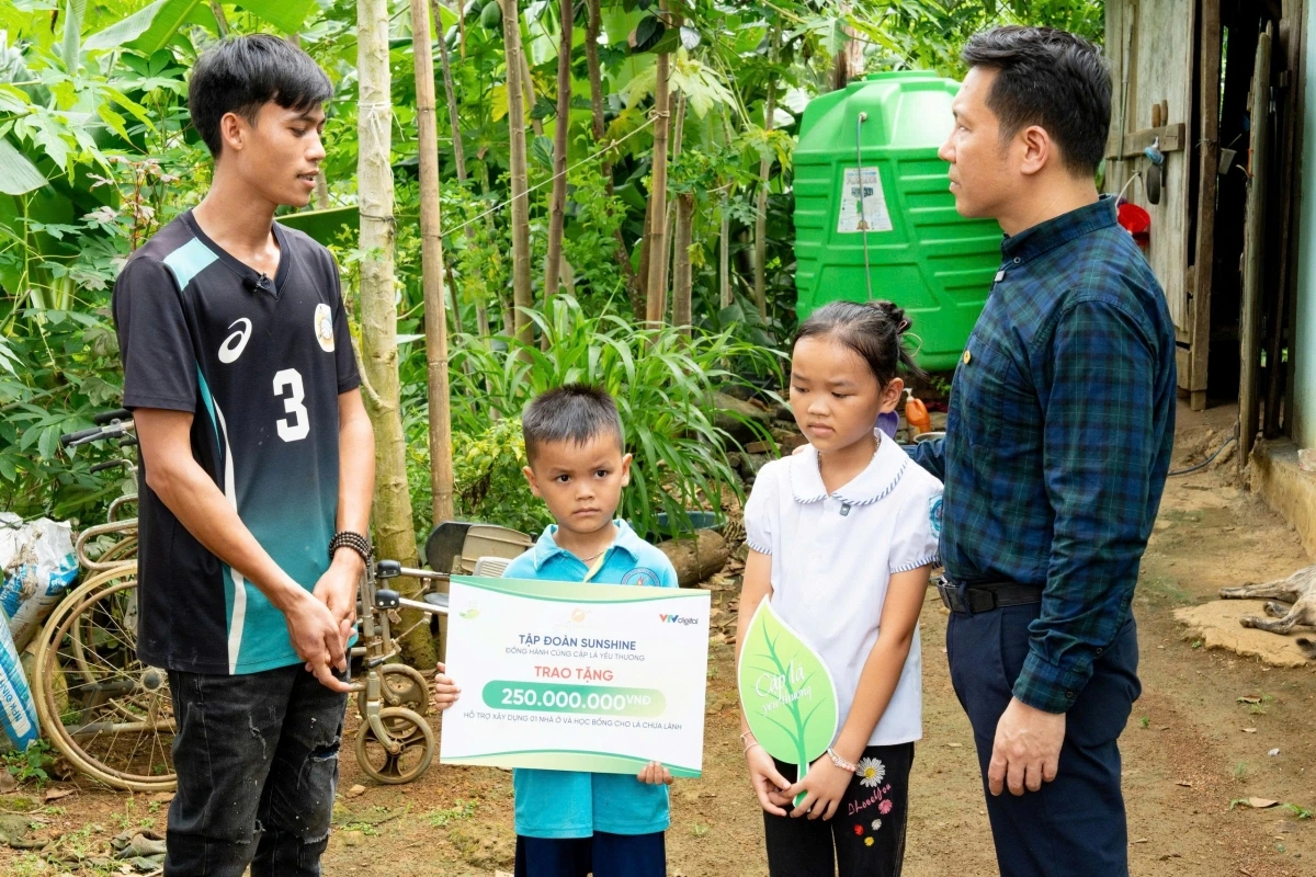 Ba chị em Bùi Thị Hải mồ côi sống cùng sự cưu mang của người anh họ, đón nhận sự hỗ trợ từ Sunshine Group với 200 triệu đồng xây nhà, cùng học bổng 50 triệu đồng