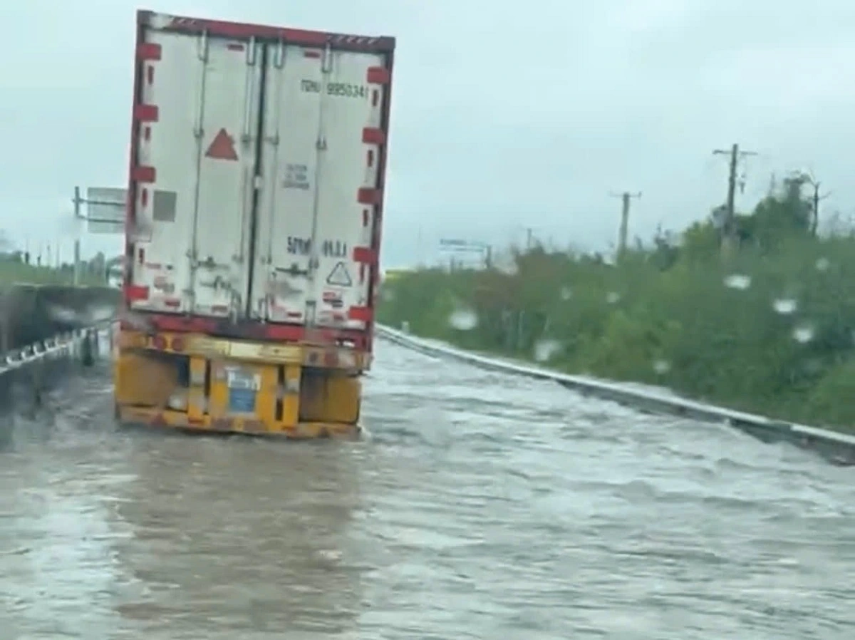 Hiện trường đoạn ngập lúc chưa cấm xe. Ảnh: B.H