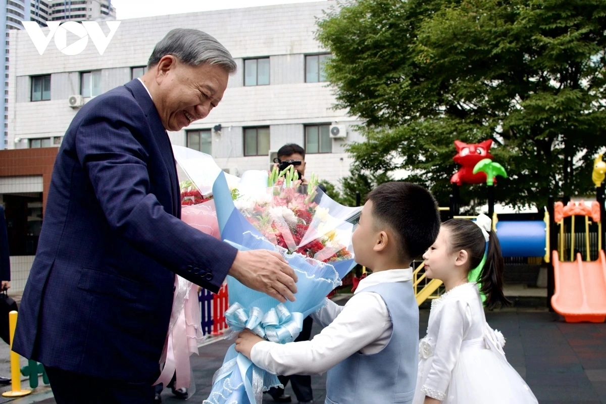 General Secretary To Lam then visits Kieng Sang Kindergarten and the classroom named after President Ho Chi Minh of Vietnam. The kindergarten is known as a renowned centre for nurturing young artistic talents. It has also established a friendship relationship with the Vietnam–DPRK Friendship Kindergarten in Hanoi, symbolising the Vietnam–DPRK friendship.