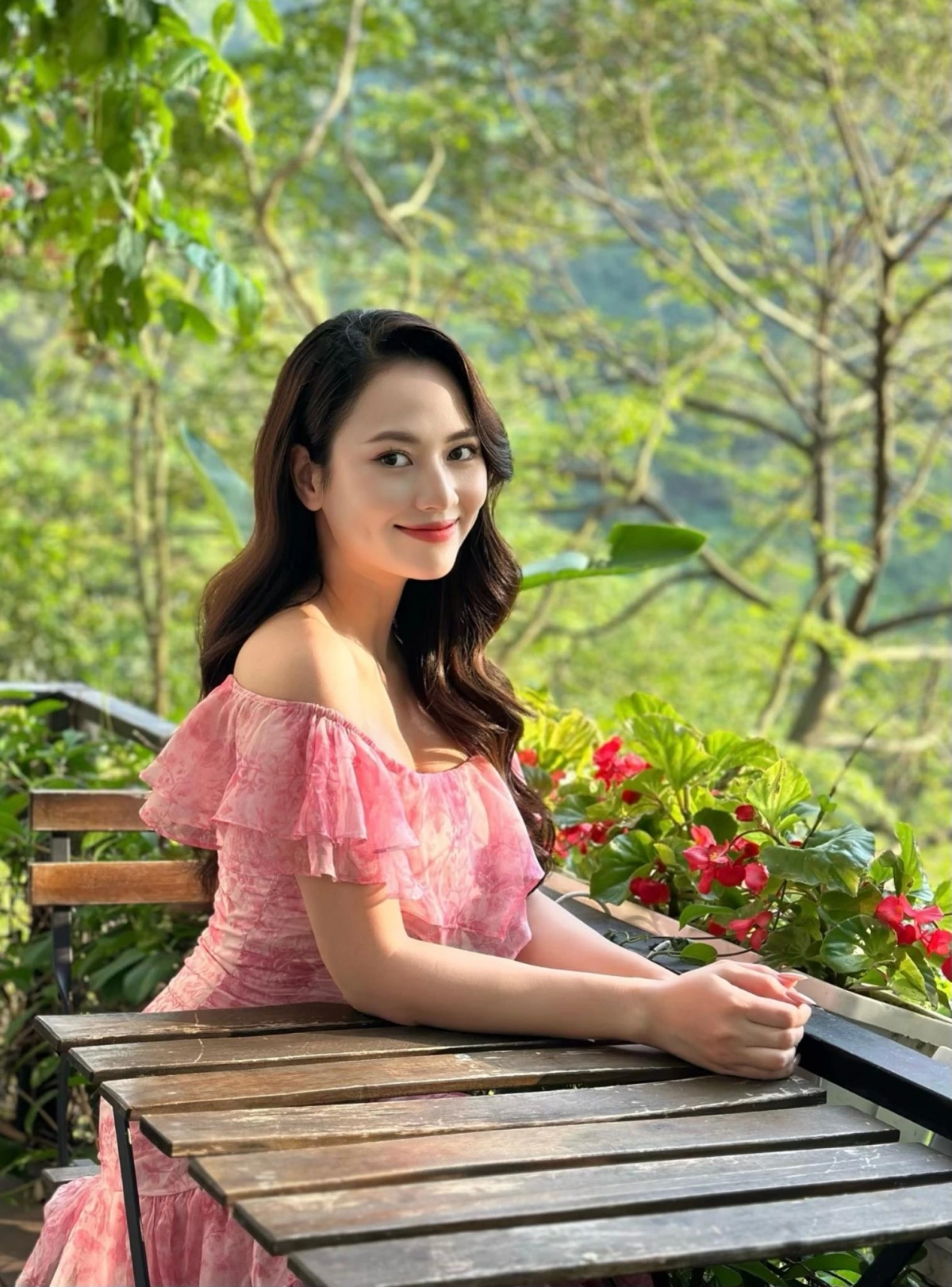 Không chỉ có ngoại hình nổi bật, Việt Hoa còn thể hiện sự nỗ lực nghiêm túc trong nghề, từng bước khẳng định tên tuổi qua loạt vai diễn ấn tượng. Với tài năng, nhan sắc và dấu ấn cá nhân rõ nét, cô được kỳ vọng sẽ tiếp tục toả sáng và gặt hái nhiều thành công hơn nữa trên con đường nghệ thuật.