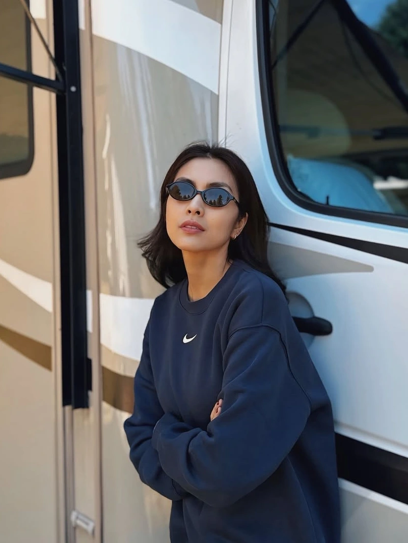 Sau khi làm dâu hào môn, Tăng Thanh Hà vẫn giữ hình ảnh đẹp trong mắt công chúng. Bà mẹ 3 con thường diện những trang phục đơn giản, có mức giá vừa phải, không phải là hàng hiệu quá đắt đỏ. Nhờ có gu thời trang, cô vẫn đẹp và toát lên được khí chất sang trọng qua cách kết hợp trang phục.