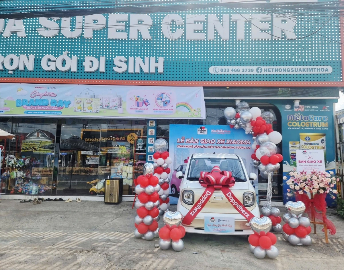 Hình ảnh chiếc xe Bestune Pony (tên gọi khác Xiaoma) được bàn giao ngay trên vỉa hè, đường phố.