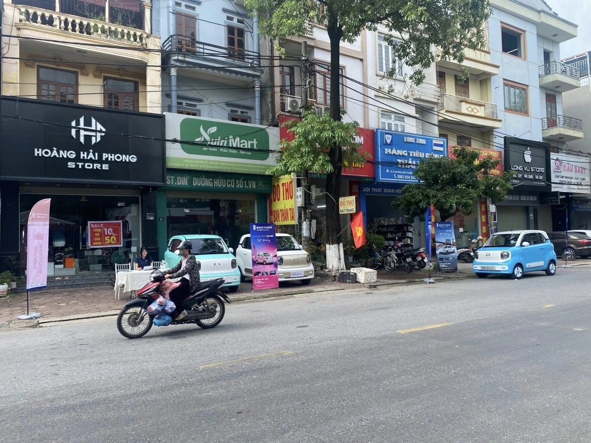 Hình ảnh những chiếc xe Bestune được trưng bày ngay trên vỉa hè, để giới thiệu tới khách hàng,
