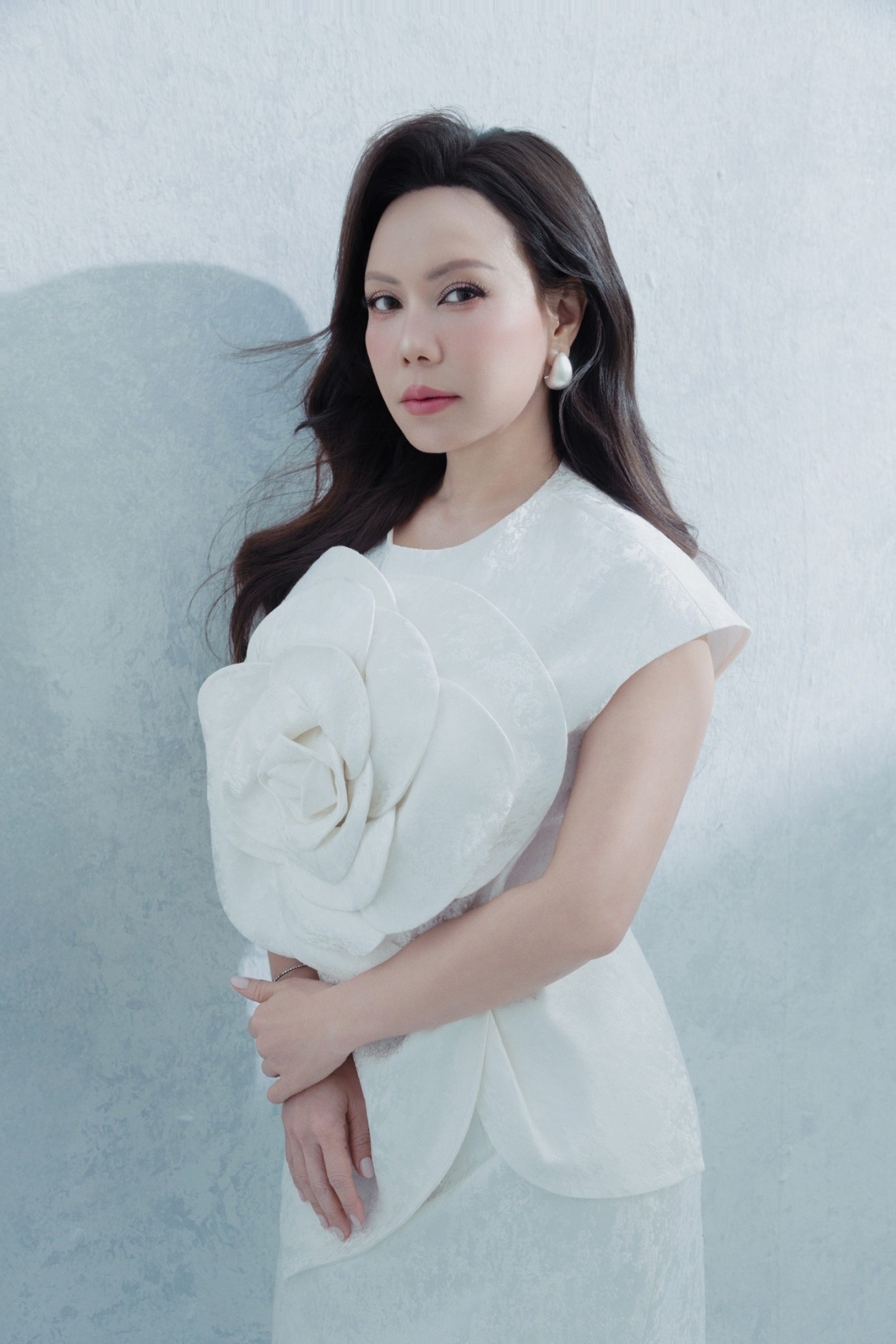 Việt Hương đăng loạt ảnh thần sắc vui vẻ, tươi tắn để phủ nhận tin đồn gây sốc là đã qua đời. Nữ nghệ sĩ bày tỏ sự bức xúc trước việc bị tung tin sai sự thật. Việt Hương lên tiếng cảnh báo khi hình ảnh, tên tuổi của mình bị lợi dụng để câu view, kiếm tiền trên sự lo lắng của khán giả.