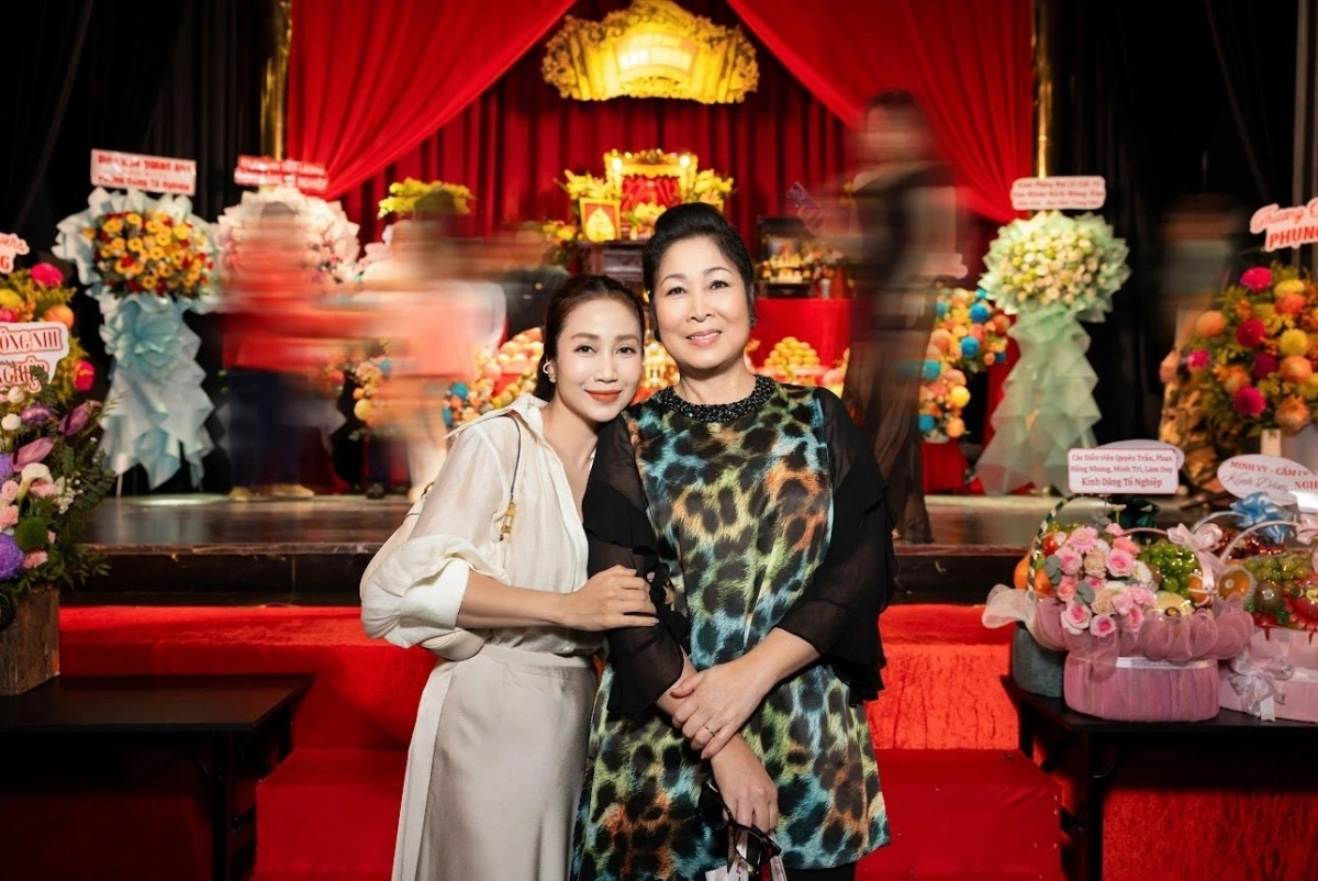 Diễn viên Ốc Thanh Vân cùng nhiều nghệ sĩ tề tựu tại Sân khấu kịch Hồng Vân dự lễ cúng Tổ nghề. Trở về từ Australia đầu năm nay, cô gắn bó với sân khấu Hồng Vân, tham gia nhiều vở diễn ăn khách, trong đó nổi bật có Căn phòng câm lặng. Gần đây, cô tiếp tục góp mặt trong vở Nguyệt hạ.