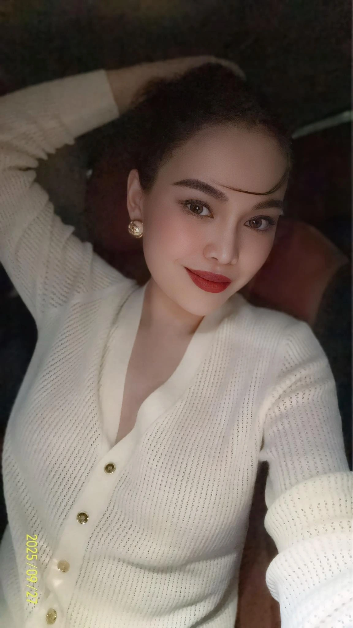 Ca sĩ Giang Hồng Ngọc phủ nhận giải nghệ, tiết lộ vẫn miệt mài, đam mê nghệ thuật. “Mọi người đừng đồn em là không hoạt động nghệ thuật hay có tiền nhiều không đi hát nữa, tội nghiệp em”, cô bày tỏ.