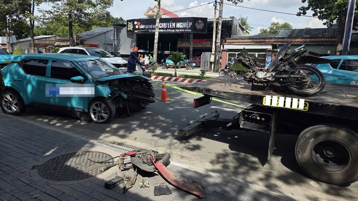 Xe taxi được kéo đi sau tai nạn 