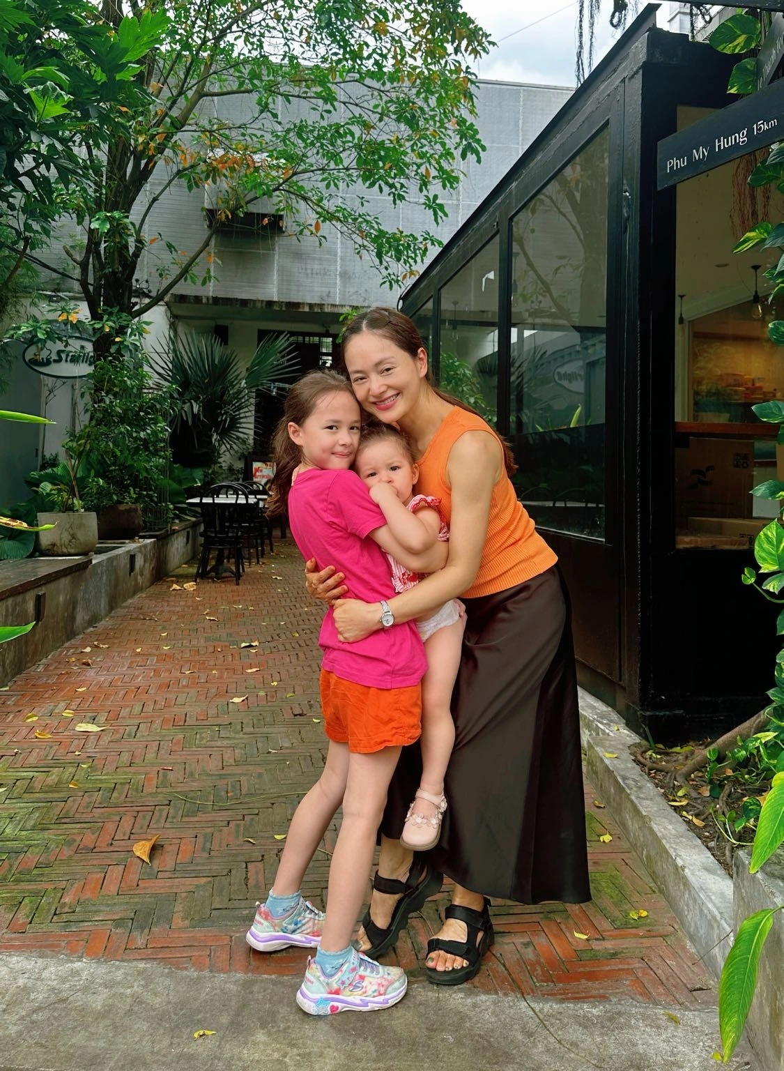 Lan Phương bên cạnh hai con gái (Ảnh: FBNV)