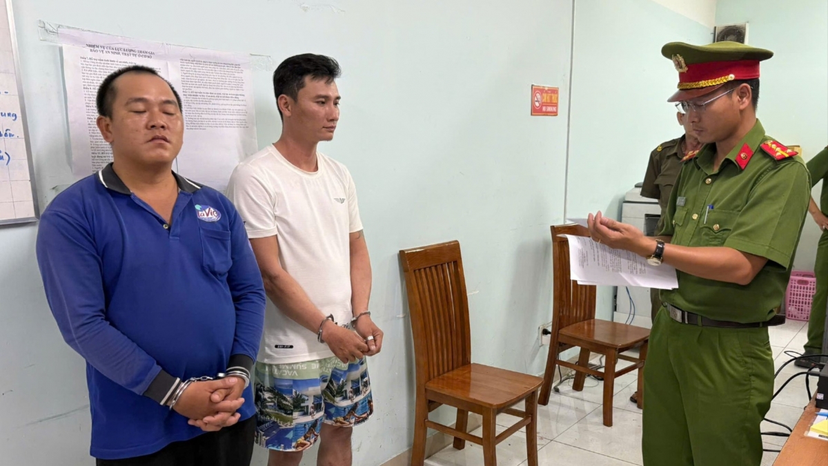 Công an Thành phố Hồ Chí Minh khởi tố 2 đối tượng buôn bán nước đóng bình “giả” thương hiệu lớn. - Ảnh TTXVN