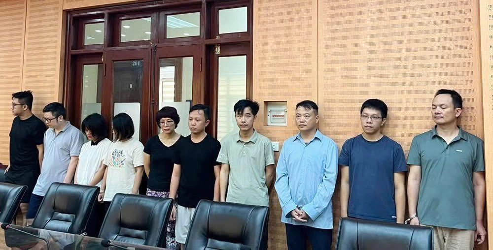 Bị can Nguyễn Hòa Bình (thứ ba từ phải qua) và các đồng phạm.