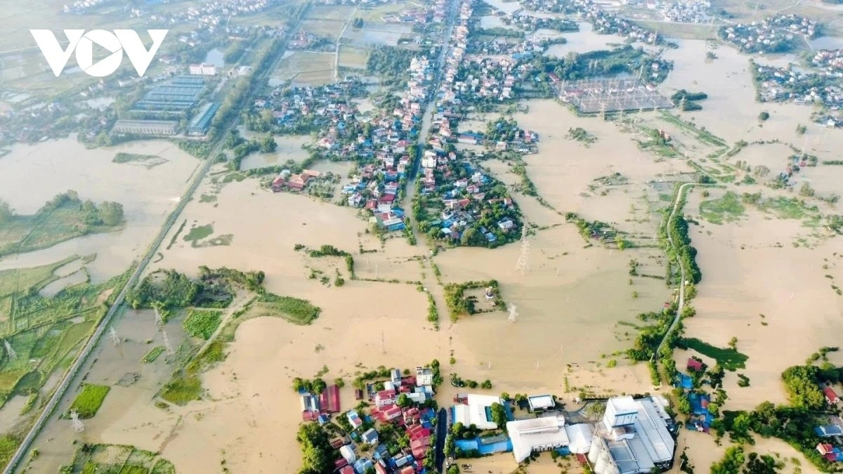Nhiều địa bàn của xã Trung Giã ngập chìm sâu, hàng trăm nóc nhà bị nhấn chìm, tài sản hoa màu của người dân bị thiệt hại nặng nề.