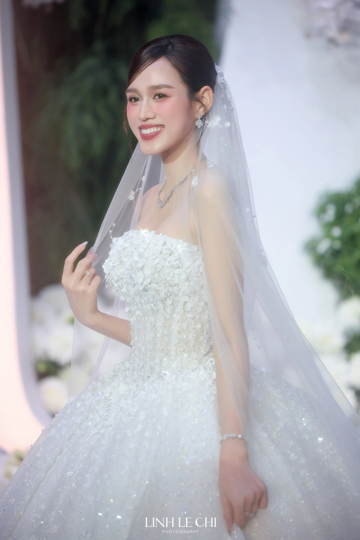 Hoa hậu Đỗ Thị Hà chọn chiếc váy cưới được đính hàng nghìn viên pha lê, lộng lẫy như công chúa cho phần nghi lễ chính.