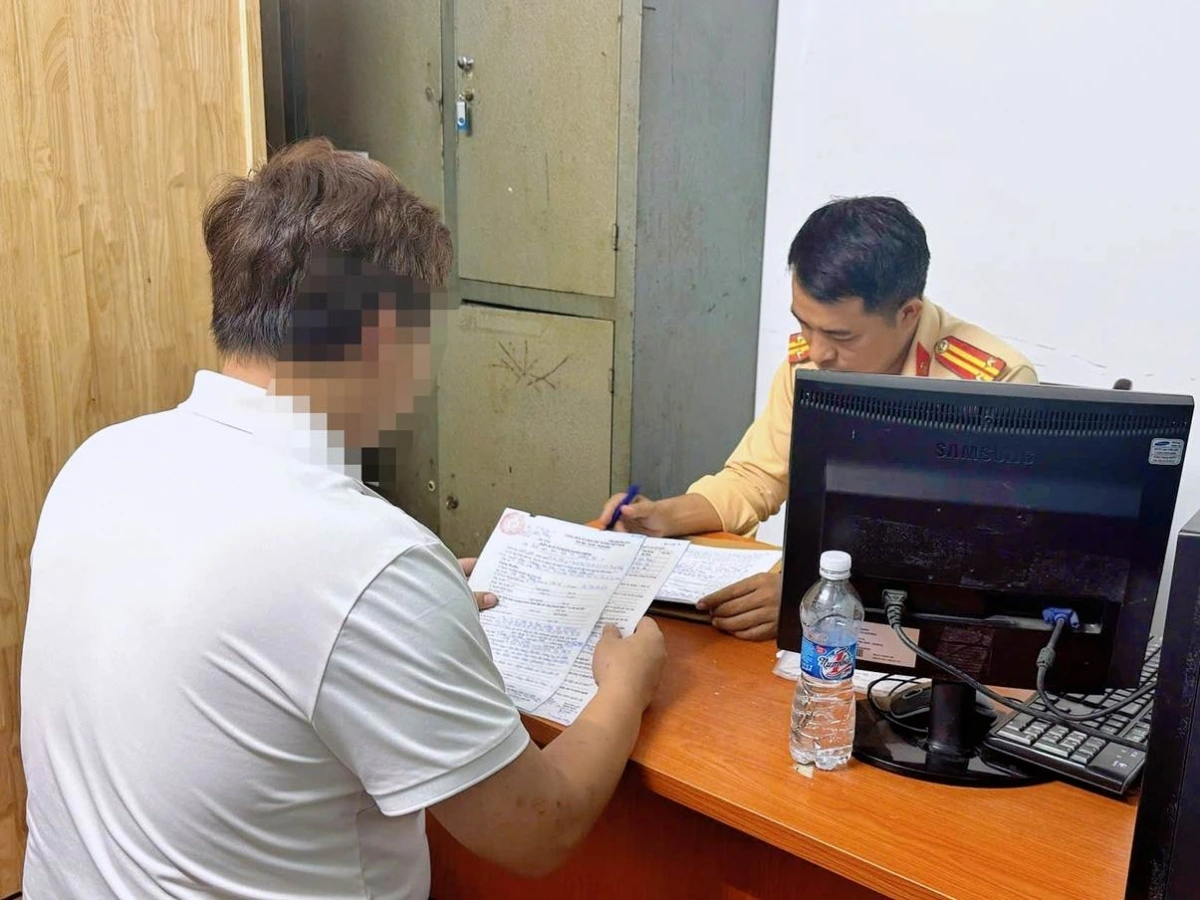 Lực lượng chức năng lập biên bản xử lý người vi phạm (Ảnh: CAHN)