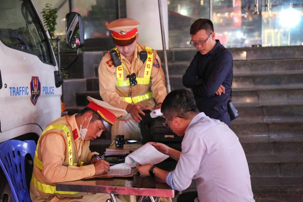 Lực lượng chức năng lập biên bản trường hợp vi phạm (Ảnh: Cục CSGT)