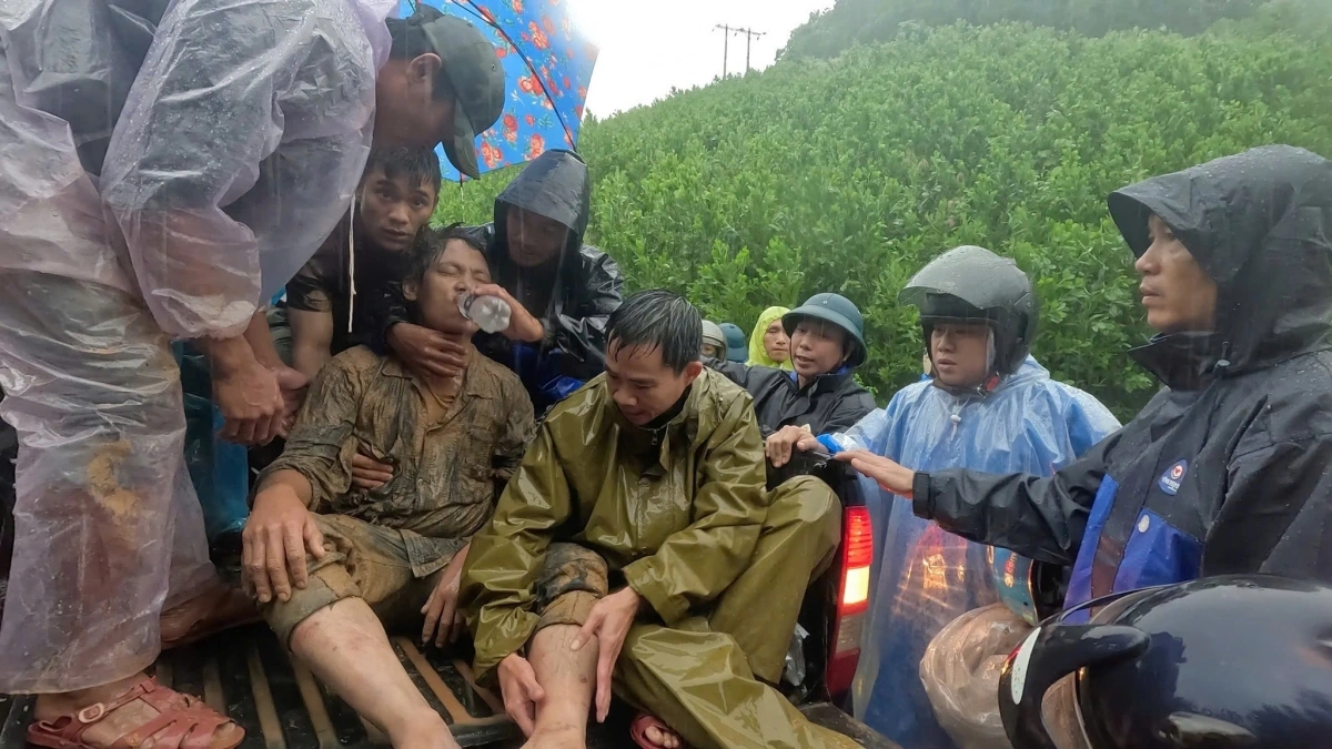 Một nạn nhân lái xe múc bị vùi lấp do sạt lở núi khi đang khắc phục sạt lở tại xã miền núi Trà Đốc, TP Đà Nẵng