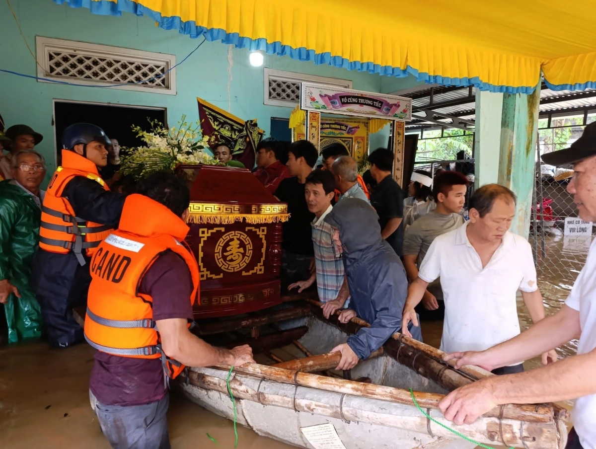Đám tang của một người dân ở Hòa Vang, TP Đà Nẵng di chuyển trong nước lũ