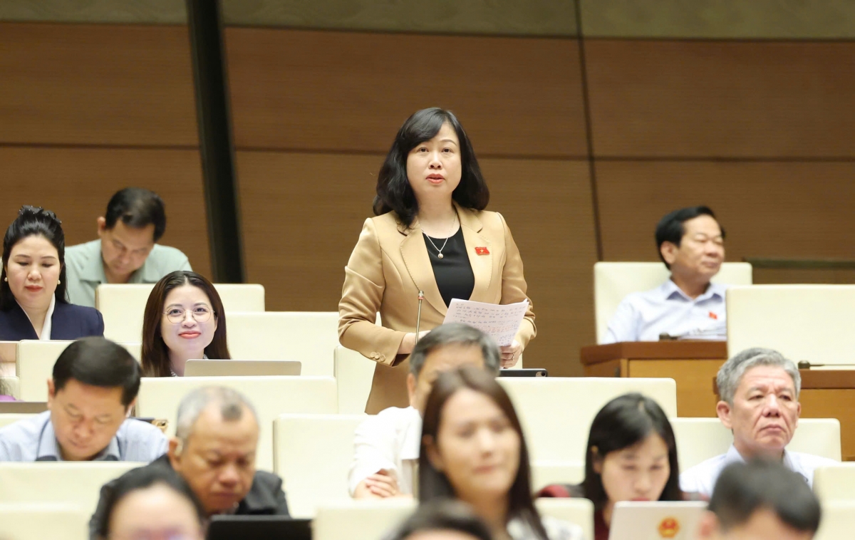 Bộ trưởng Y tế Đào Hồng Lan giải trình trước Quốc hội sáng 30/10