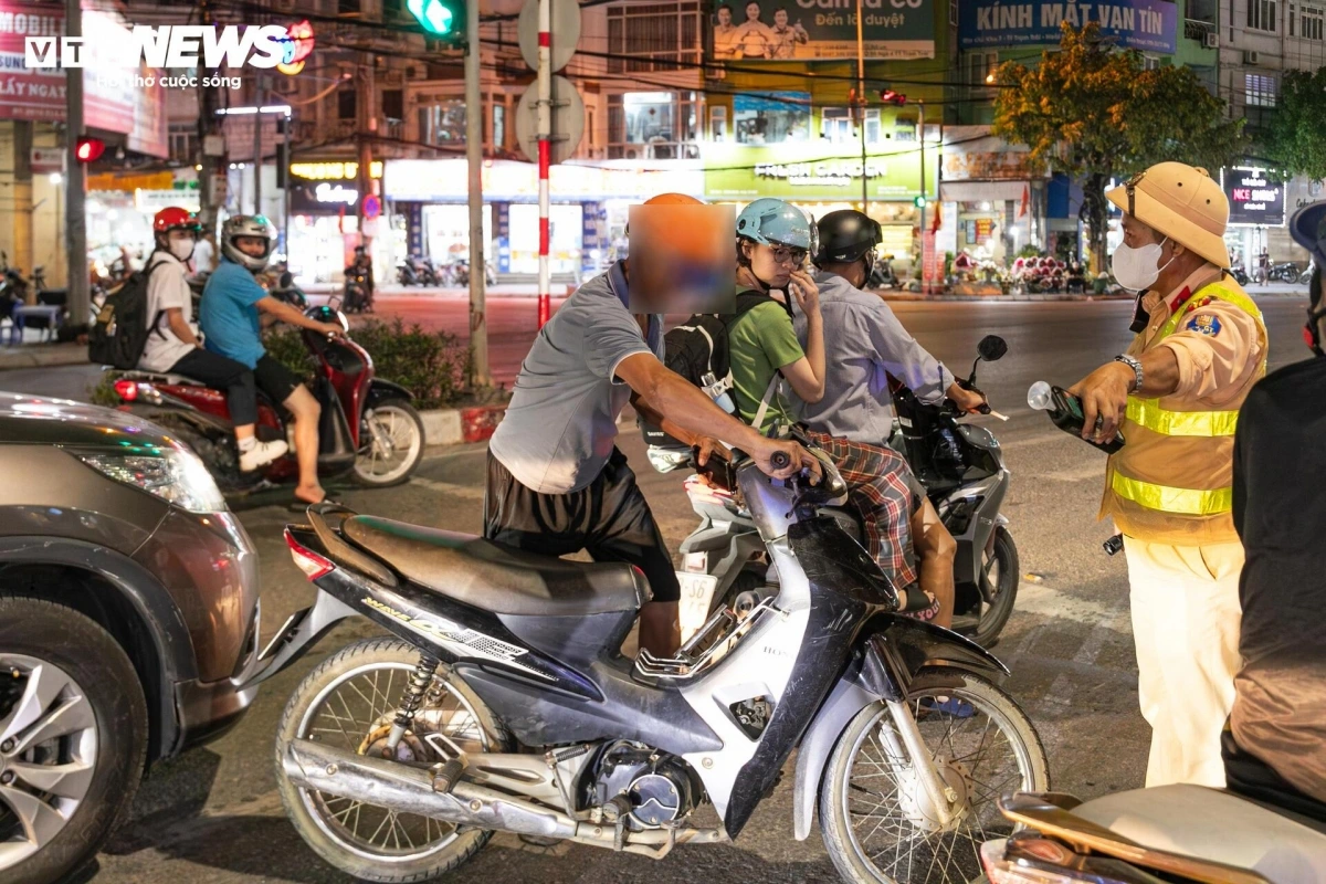 Tiếp đó, một tài xế khác tên N.V.H không chấp hành hiệu lệnh dừng xe của lực lượng CSGT mà tăng ga bỏ chạy.