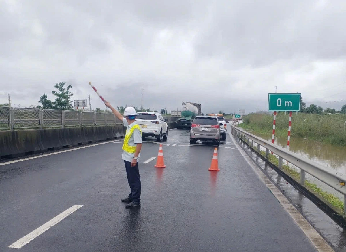 Lực lượng chức năng đang tổ chức phân luồng. Ảnh: B.H