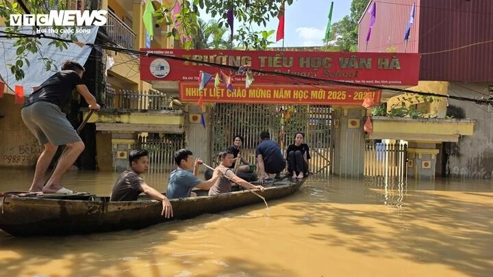 Người dân Thổ Hà di chuyển bằng thuyền.