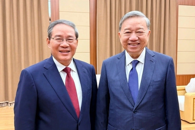 While staying in Pyongyang, General Secretary To Lam meets with Chinese Premier Li Qiang. General Secretary To Lam suggests that both sides early complete the three standard-gauge railway lines connecting the two countries, expand import-export of goods, and strengthen high-quality investment cooperation. Premier Li Qiang emphasises the need to accelerate the concrete implementation of agreements and high-level shared understandings, enhance political trust, and improve the quality of cooperation across sectors. (Photo: VNA)