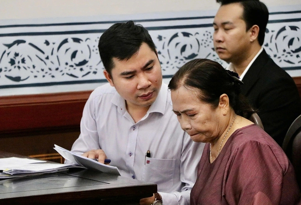 Trong phiên tòa xét xử vụ tranh chấp di sản thừa kế của cố diễn viên Đức Tiến giữa nguyên đơn là vợ anh, hoa hậu Bình Phương và mẹ chồng, bà Nguyễn Ngọc Ánh, tòa xác định bản di chúc có nội dung Đức Tiến để lại toàn bộ tài sản cho Bình Phương là hợp pháp, song ghi nhận công sức quản lý tài sản của mẹ anh nên cho bà hưởng một phần.