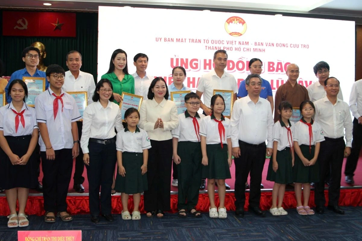 Các em học sinh cũng tham gia ủng hộ đồng bào thiên tai