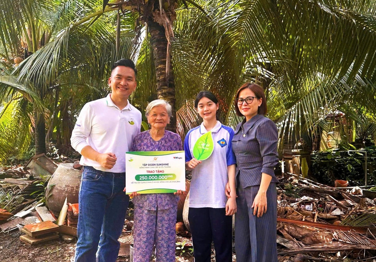 Niềm vui của em Nguyễn Thị Kim Ngọc khi nhận được hỗ trợ từ “Đại lá lành” Sunshine Group