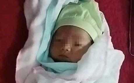 Em bé đã về đến nhà, sức khỏe ổn định, bú sữa bình thường (ảnh GĐCC)