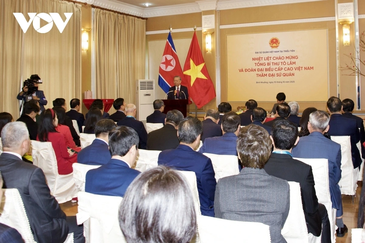 Meeting with officials and staff of the Vietnamese Embassy in Pyongyang on October 10, General Secretary To Lam recalls the long-standing bond between the two countries and affirms that Vietnam will never forget the DPRK’s support and contributions during Vietnam’s difficult times. He emphasises Vietnam’s commitment to contributing to peace and stability on the Korean Peninsula, in the region, and globally. He also attends the inauguration ceremony of the Ho Chi Minh statue within the premises of the Vietnamese Embassy in the DPRK.