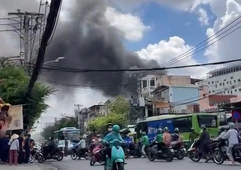 Đám cháy bùng phát, khói đen bốc lên cao.