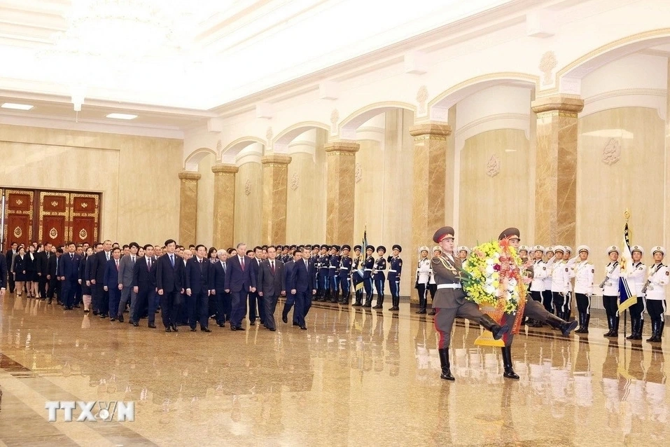 On October 10 General Secretary To Lam, together with the Vietnamese high-level delegation, lay flowers in tribute to DPRK President Kim Il-sung and General Secretary Kim Jong-il. (Photo: VNA)