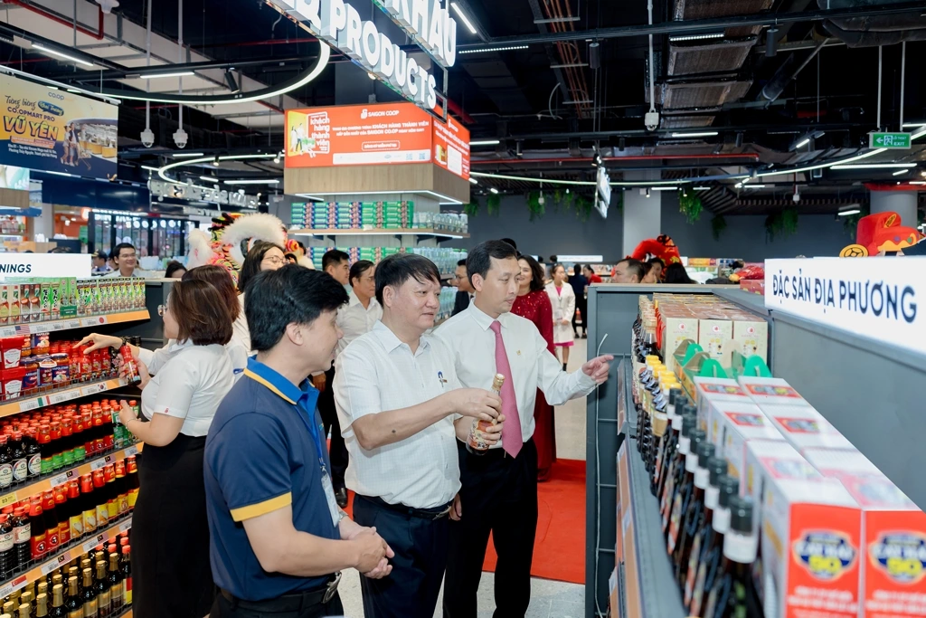 80 kệ hàng tại Saigon Co.op dành cho hàng Việt chất lượng cao, OCOP và nhãn riêng, thể hiện cam kết ưu tiên hàng Việt, đáp ứng nhu cầu cao cấp và thúc đẩy sản xuất nội địa bền vững.