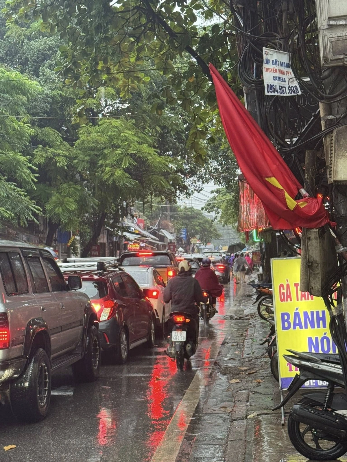 Trên tuyến đường Lĩnh Nam (hướng về Tam Trinh), giao thông đang rơi vào tình trạng kẹt cứng, phương tiện di chuyển gần như “đứng im”. (Ảnh: OFFB)
