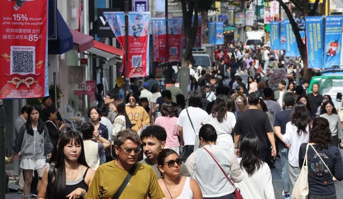 Đông đúc du khách tại khu Myeongdong, Seoul đầu tháng 10/2025. Nguồn: Yonhap