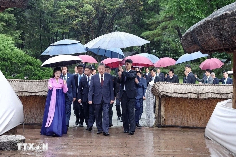 General Secretary To Lam and the Vietnamese delegation visit Mangyongdae, the birthplace of President Kim Il-sung. They then tour the Juche-oriented Musical Art Museum, which is regarded as a “national treasure” of the country’s music art.