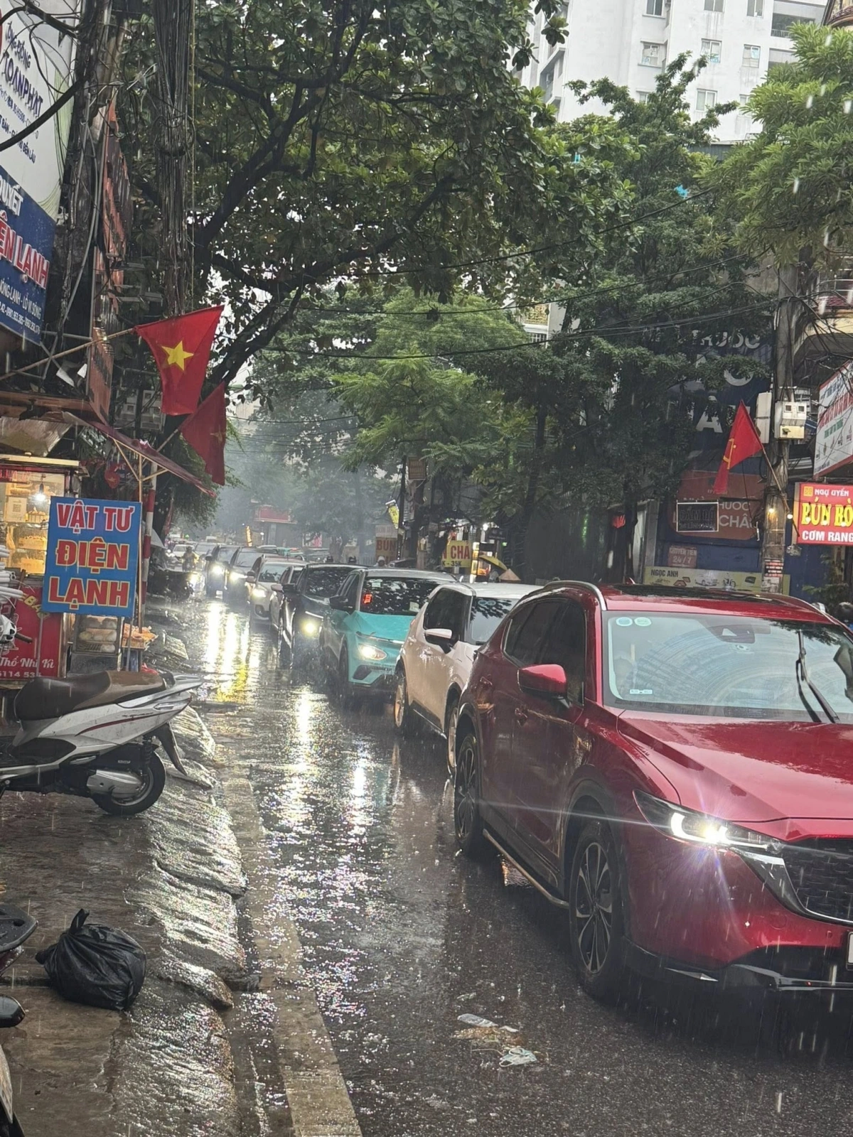 Tại đường Tam Trinh, do lưu lượng ô tô quá lớn, các phương tiện cũng rơi vào tình trạng ùn tắc nghiêm trọng. (Ảnh: OFFB)