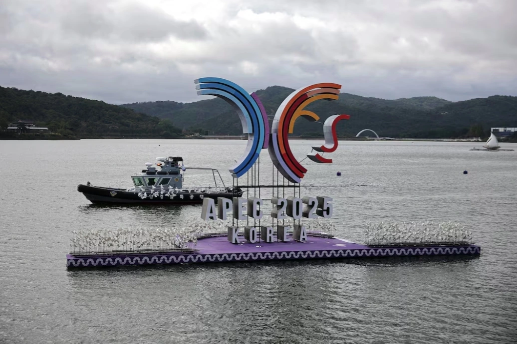 Một xuồng tuần tra của Đội Tấn công Đặc biệt Trên biển (SSAT) ở hồ Bomun, gần khu vực tổ chức Hội nghị Thượng đỉnh APEC 2025 tại Gyeongju, Hàn Quốc, ngày 20/10. Ảnh: Reuters