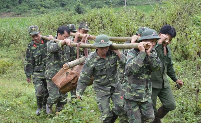 Bộ đội công binh rà, phá bom mìn còn sót lại sau chiến tranh