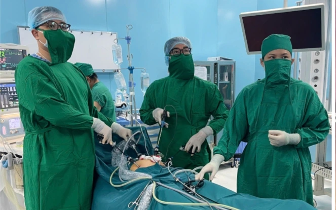 Các bác sĩ Bệnh viện Hùng Vương hỗ trợ xử lý ca bệnh phụ khoa khó ở đặc khu Côn Đảo (Ảnh SYT)