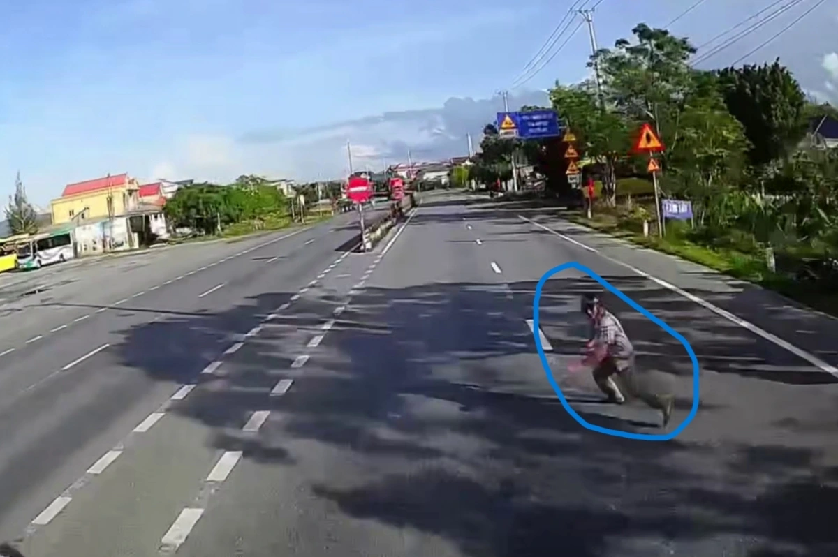 Camera ghi lại cảnh người đàn ông lao vào xe tải đang chạy